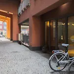 Bright Air Conditioned With Parking And By Renters