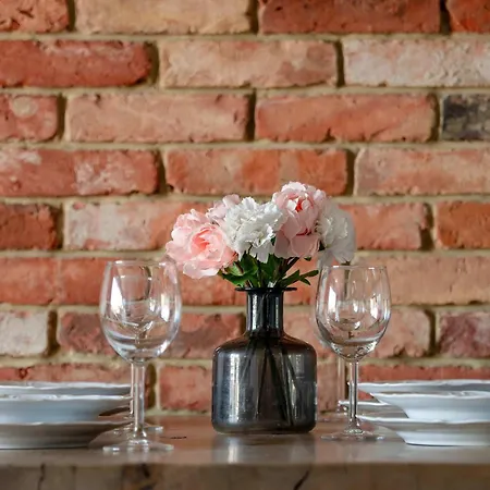 Bright Air Conditioned With Parking And By Renters *