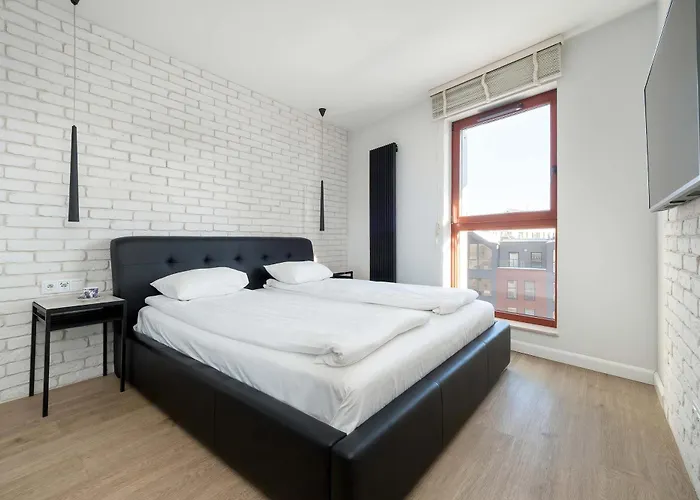 Bright Air Conditioned With Parking And By Renters *